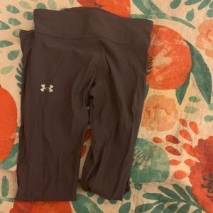 1) they are under armour leggings and a size small